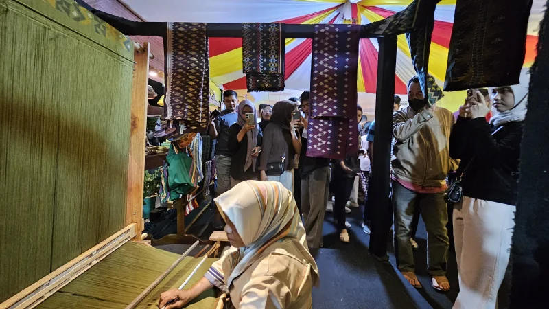 Produk UMKM dan Kain Tenun Muna Barat Jadi Primadona di Pameran Harmoni Sultra ke-62 3 Produk UMKM dan Kain Tenun Muna Barat Jadi Primadona di Pameran Harmoni Sultra ke-62