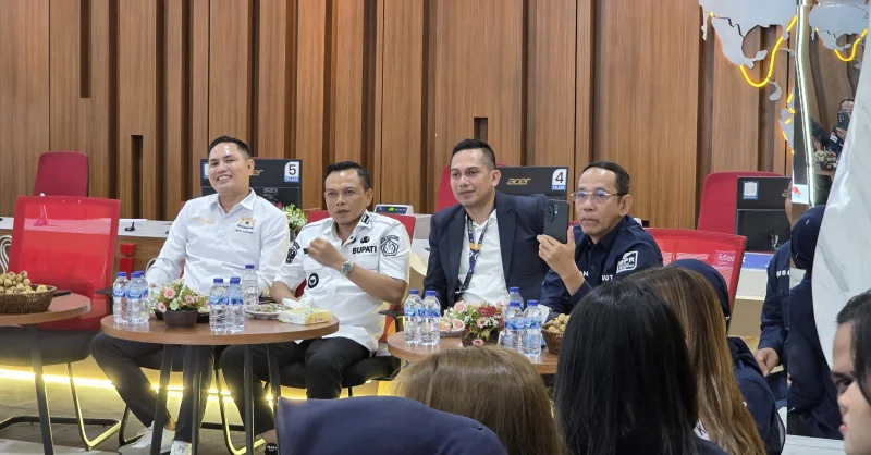 Bupati Yusran Buka Forum Diskusi Investasi Bisnis BPR Konawe dan Kadin Sultra 3 Bupati Yusran Buka Forum Diskusi Investasi Bisnis BPR Konawe dan Kadin Sultra