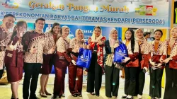 Dua Anggota DPD RI Borong Paket Sembako di Stand BPR Bahteramas Kendari untuk Warga 8 Dua Anggota DPD RI Borong Paket Sembako di Stand BPR Bahteramas Kendari untuk Warga