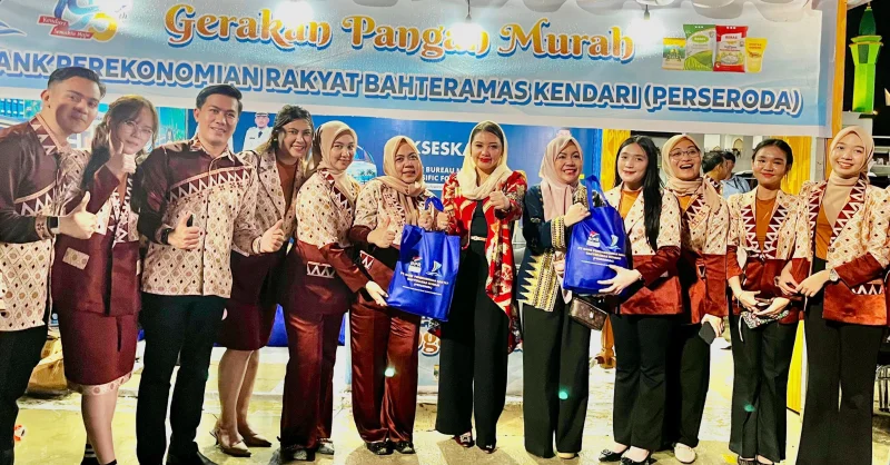Dua Anggota DPD RI Borong Paket Sembako di Stand BPR Bahteramas Kendari untuk Warga
