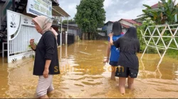 Banjir Rendam Jalan Pemuda Kendari, Warga: Bulan Mei Sudah 3 Kali Urus Lumpur 3 Banjir Rendam Jalan Pemuda Kendari, Warga: Bulan Mei Sudah 3 Kali Urus Lumpur