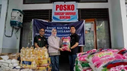 Bank Sultra Salurkan 300 Paket Sembako untuk Korban Banjir di Kendari