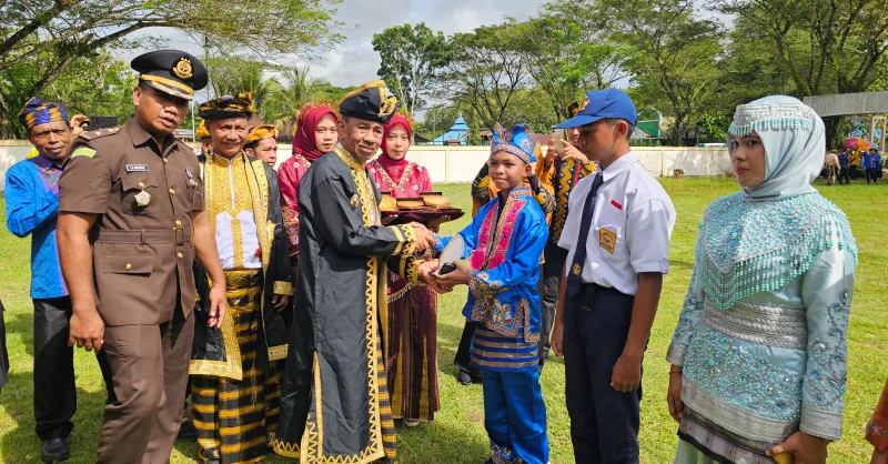Peringatan Hardiknas di Muna Barat, Wabup Ali Basa Tekankan Peningkatan Kualitas Pendidikan