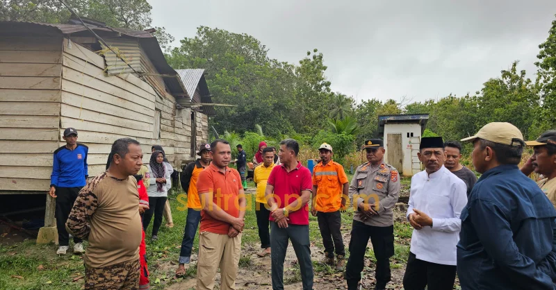 Wabup Muna Barat Bantu Perbaiki Rumah Lansia Korban Pohon Tumbang