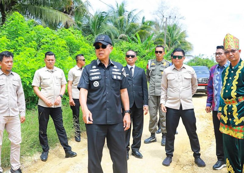 ‎Ruas Jalan Rusak Ganggu Aktivitas Warga, Gubernur ASR Turun Tangan di Lalembuu Konsel