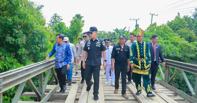 ‎Ruas Jalan Rusak Ganggu Aktivitas Warga, Gubernur ASR Turun Tangan di Lalembuu Konsel