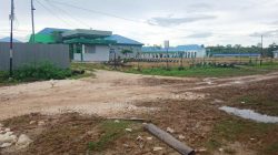 Akses Jalan Menuju RSUD Muna Barat Rusak, Pihak Rumah Sakit Lakukan Penimbunan