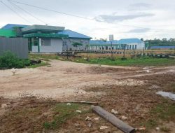 Akses Jalan Menuju RSUD Muna Barat Rusak, Pihak Rumah Sakit Lakukan Penimbunan