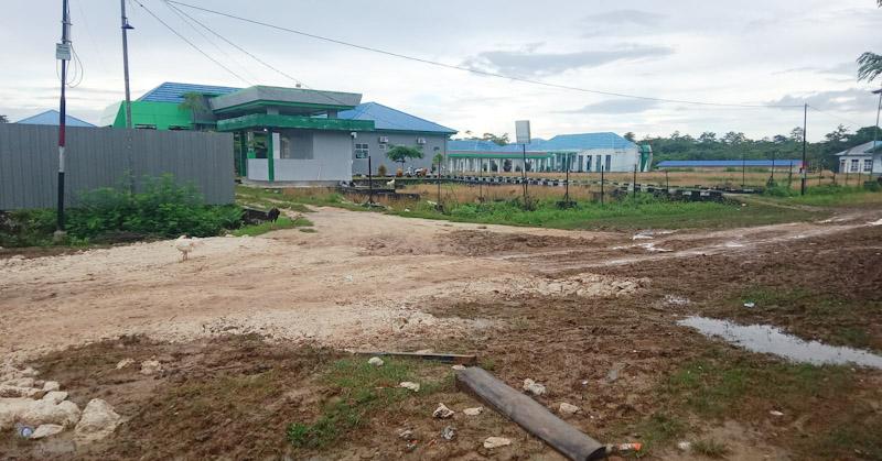 Akses Jalan Menuju RSUD Muna Barat Rusak, Pihak Rumah Sakit Lakukan Penimbunan 1 Akses Jalan Menuju RSUD Muna Barat Rusak, Pihak Rumah Sakit Lakukan Penimbunan