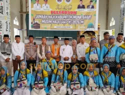 Wabup Muna Barat Lepas 19 Jemaah Calon Haji, Titip Doa untuk Daerah