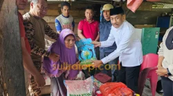 Wabup Muna Barat Bantu Perbaiki Rumah Lansia Korban Pohon Tumbang