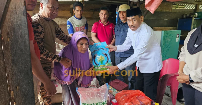 Wabup Muna Barat Bantu Perbaiki Rumah Lansia Korban Pohon Tumbang