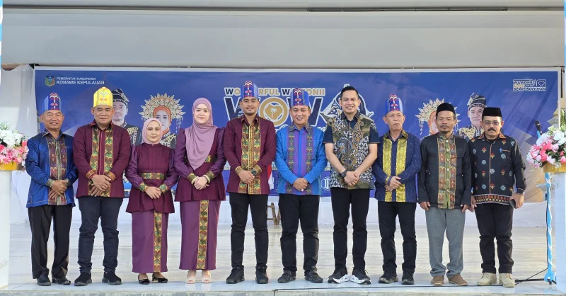 BPR Konawe Serahkan Piala Top BUMD dan CSR kepada Bupati Konkep di Pembukaan Wonderful Wawonii