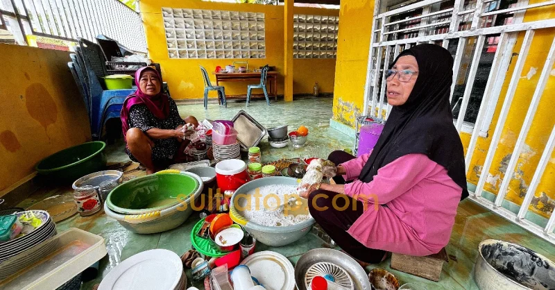 Warga Kali Wanggu Gotong Royong Bersihkan Lumpur Sisa Banjir 3 Warga Kali Wanggu Gotong Royong Bersihkan Lumpur Sisa Banjir