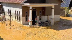 Banjir Berlalu, Lumpur Bau Menyengat Jadi Penderitaan Baru Warga Bantaran Kali Wanggu 8 Banjir Berlalu, Lumpur Bau Menyengat Jadi Penderitaan Baru Warga Bantaran Kali Wanggu