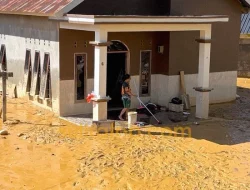 Banjir Berlalu, Lumpur Bau Menyengat Jadi Penderitaan Baru Warga Bantaran Kali Wanggu