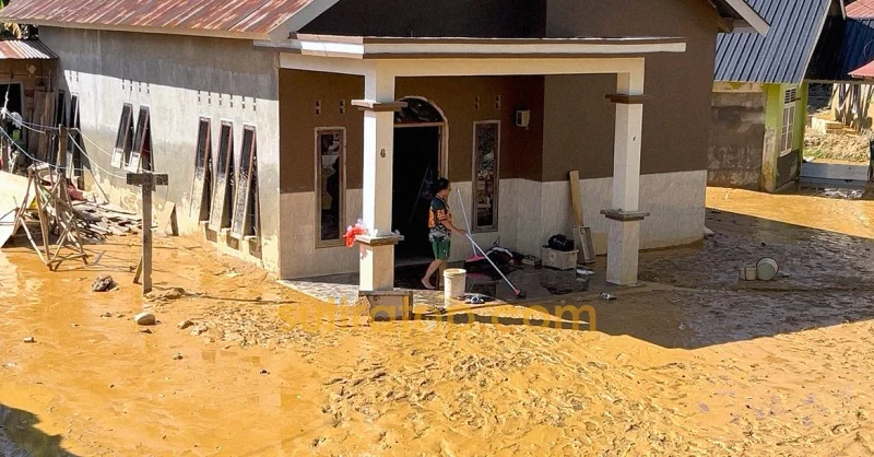 Banjir Berlalu, Lumpur Bau Menyengat Jadi Penderitaan Baru Warga Bantaran Kali Wanggu 1 Banjir Berlalu, Lumpur Bau Menyengat Jadi Penderitaan Baru Warga Bantaran Kali Wanggu