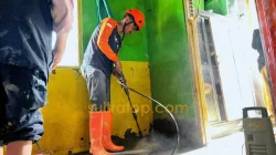BPBD Kendari dan Relawan Kebut Pembersihan Rumah Warga Pascabanjir 3 BPBD Kendari dan Relawan Kebut Pembersihan Rumah Warga Pascabanjir