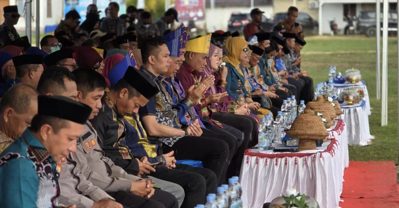 BPR Konawe Serahkan Piala Top BUMD dan CSR kepada Bupati Konkep di Pembukaan Wonderful Wawonii