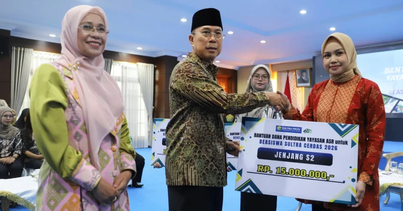 Mahasiswa S1, S2, hingga S3 Resmi Terima Beasiswa dari Dana Pribadi Gubernur ASR 3 Mahasiswa S1, S2, hingga S3 Resmi Terima Beasiswa dari Dana Pribadi Gubernur ASR