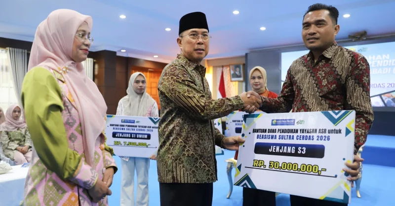 Mahasiswa S1, S2, hingga S3 Resmi Terima Beasiswa dari Dana Pribadi Gubernur ASR 4 Mahasiswa S1, S2, hingga S3 Resmi Terima Beasiswa dari Dana Pribadi Gubernur ASR