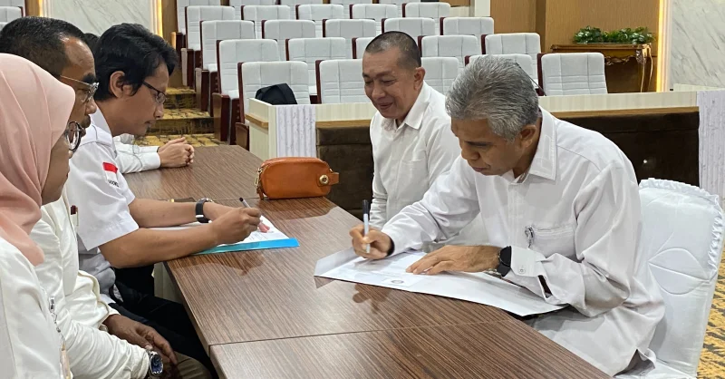 Bursa Pilrek UHO Makin Ramai, Wakil Rektor I Prof. La Ode Santiaji Jadi Pendaftar Ke-6 1 Bursa Pilrek UHO Makin Ramai, Wakil Rektor I Prof. La Ode Santiaji Jadi Pendaftar Ke-6
