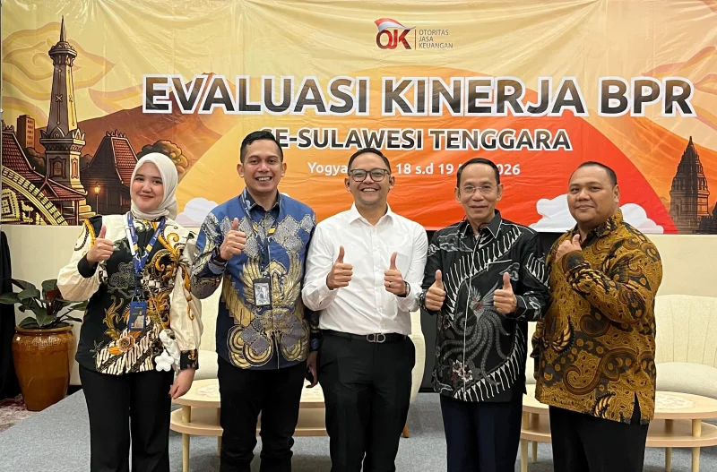 Komisaris, Direksi serta karyawan BPR Bahteramas Konawe bersama Kepala OJK Sultra Bismi Maulana Nugraha (tengah). (ISTIMEWA)