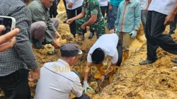 Bupati Muna Barat Bantu Rp100 Juta dan 200 Sak Semen untuk Pembangunan Masjid di Desa Pajala