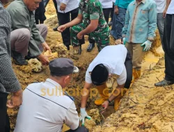 Bupati Muna Barat Bantu Rp100 Juta dan 200 Sak Semen untuk Pembangunan Masjid di Desa Pajala