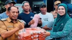 Hadir di Tengah Banjir Kendari, Istri Gubernur Sultra Salurkan Bantuan untuk Warga 12 Hadir di Tengah Banjir Kendari, Istri Gubernur Sultra Salurkan Bantuan untuk Warga