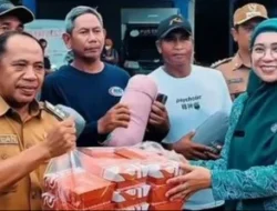 Hadir di Tengah Banjir Kendari, Istri Gubernur Sultra Salurkan Bantuan untuk Warga