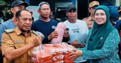 Hadir di Tengah Banjir Kendari, Istri Gubernur Sultra Salurkan Bantuan untuk Warga