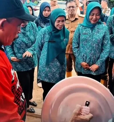 Hadir di Tengah Banjir Kendari, Istri Gubernur Sultra Salurkan Bantuan untuk Warga