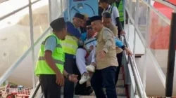 Tiba di Makassar, Jemaah Calon Haji Asal Konawe Tak Mampu Turun Pesawat karena Kelelahan