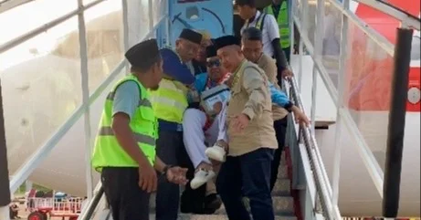 Tiba di Makassar, Jemaah Calon Haji Asal Konawe Tak Mampu Turun Pesawat karena Kelelahan