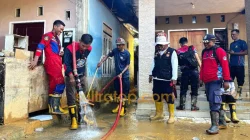 Damkarmat Kendari Bersihkan Rumah Warga Terdampak Banjir dan Lumpur di Kali Wanggu