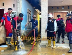 Damkarmat Kendari Bersihkan Rumah Warga Terdampak Banjir dan Lumpur di Kali Wanggu