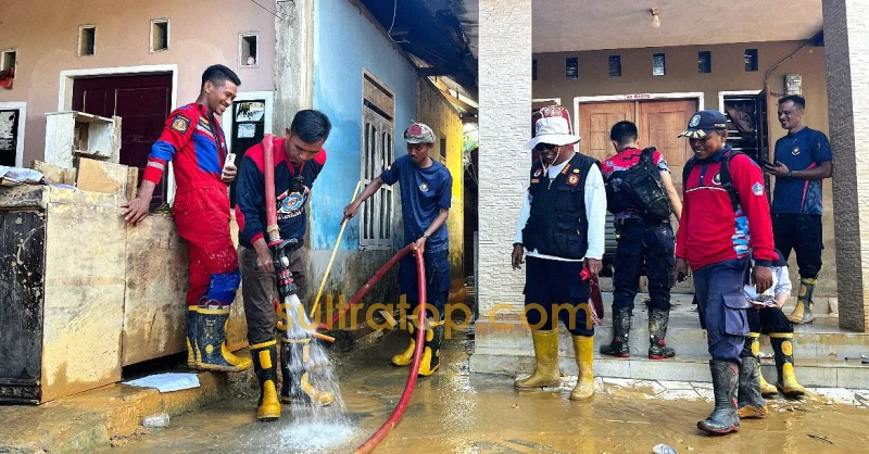 Damkarmat Kendari Bersihkan Rumah Warga Terdampak Banjir dan Lumpur di Kali Wanggu 1 Damkarmat Kendari Bersihkan Rumah Warga Terdampak Banjir dan Lumpur di Kali Wanggu