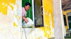 Warga Kali Wanggu Gotong Royong Bersihkan Lumpur Sisa Banjir