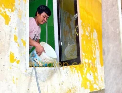 Warga Kali Wanggu Gotong Royong Bersihkan Lumpur Sisa Banjir