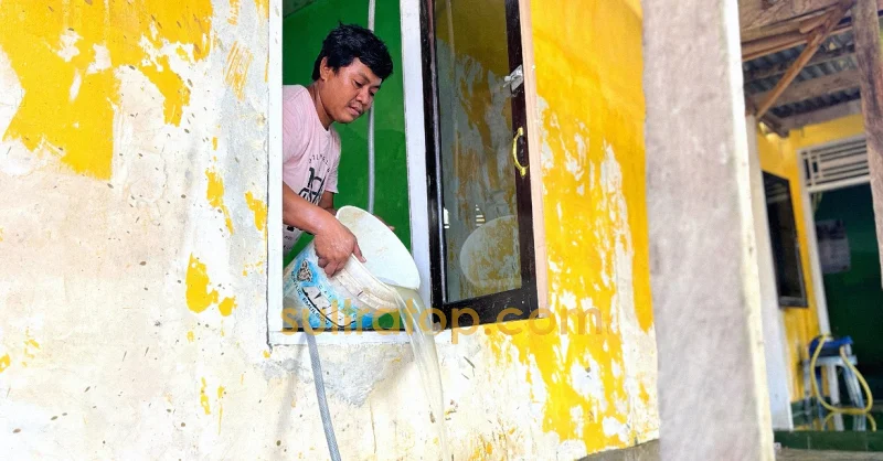 Warga Kali Wanggu Gotong Royong Bersihkan Lumpur Sisa Banjir 1 Warga Kali Wanggu Gotong Royong Bersihkan Lumpur Sisa Banjir