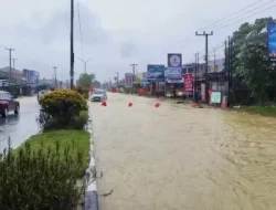 Banjir Rendam Jalan Martandu Kendari, Polisi Alihkan Arus Lalu Lintas