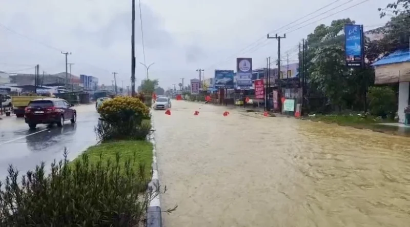 Banjir Rendam Jalan Martandu Kendari, Polisi Alihkan Arus Lalu Lintas
