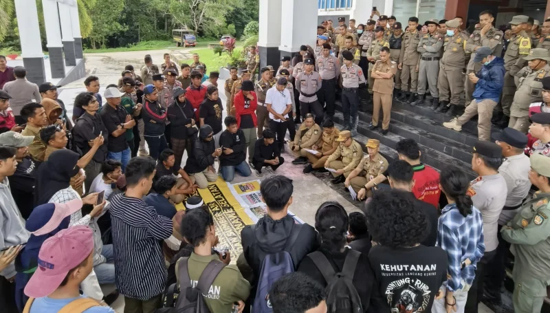 Warga Torobulu Protes Tambang PT WIN, Lubang Galian di Belakang Rumah Jadi Ancaman