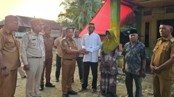 Rumah Hangus Terbakar, Dua Warga Muna Barat Terima Bantuan Tunai dari Bupati La Ode Darwin 3 Rumah Hangus Terbakar, Dua Warga Muna Barat Terima Bantuan Tunai dari Bupati La Ode Darwin