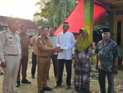Rumah Hangus Terbakar, Dua Warga Muna Barat Terima Bantuan Tunai dari Bupati La Ode Darwin