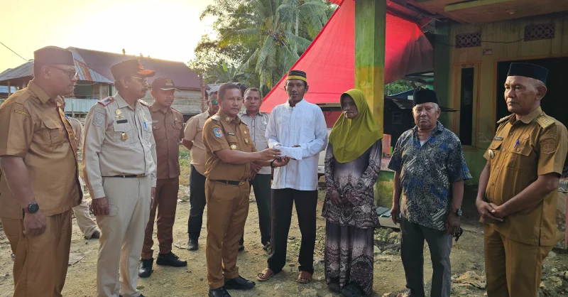 Rumah Hangus Terbakar, Dua Warga Muna Barat Terima Bantuan Tunai dari Bupati La Ode Darwin 1 Rumah Hangus Terbakar, Dua Warga Muna Barat Terima Bantuan Tunai dari Bupati La Ode Darwin
