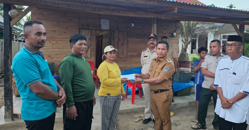 Rumah Hangus Terbakar, Dua Warga Muna Barat Terima Bantuan Tunai dari Bupati La Ode Darwin 3 Rumah Hangus Terbakar, Dua Warga Muna Barat Terima Bantuan Tunai dari Bupati La Ode Darwin