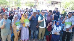 Komitmen Selalu Hadir di Tengah Masyarakat, Jaelani Bagikan Ribuan Paket Beras di Kendari 16 Komitmen Selalu Hadir di Tengah Masyarakat, Jaelani Bagikan Ribuan Paket Beras di Kendari