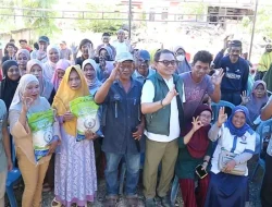 Komitmen Selalu Hadir di Tengah Masyarakat, Jaelani Bagikan Ribuan Paket Beras di Kendari